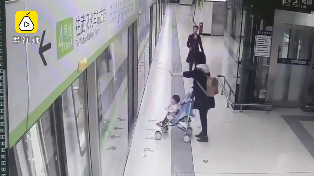[视频]地铁车门关闭，她拉出婴儿车没硬闯