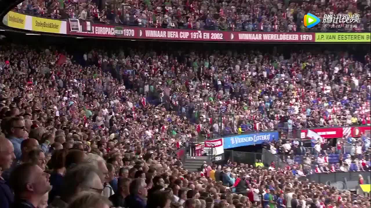 [视频]足球赛现场突然“天降娃娃雨”　背后原因好有爱