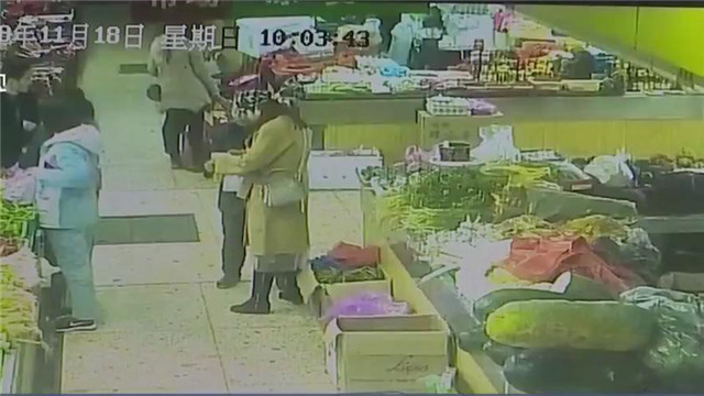 [视频]邵阳一对警察夫妇着便装买菜 偶遇抢劫勇擒歹徒