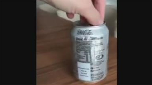 [视频]这个空可乐罐价值14万元？女子打开错失 网友心疼