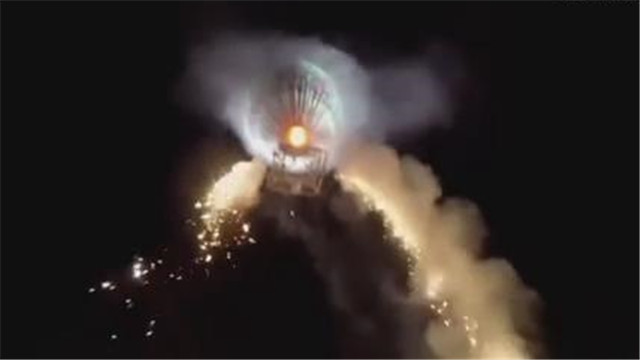 [视频]热气球90米高空瞬间爆炸砸向人群 现场火花四溅多人受伤